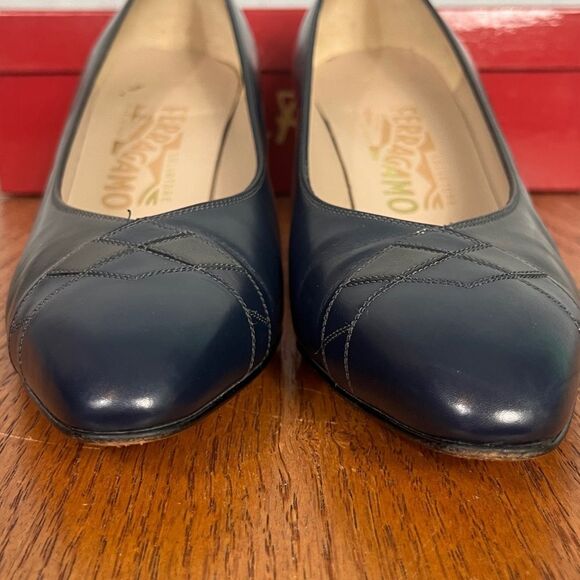 Salvatore Ferragamo 7.5 C Unique Navy & Silver Leather heels with woven toe - Picture 8 of 11